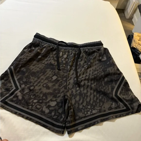 Jordan Men's extra large Black Patterned Shorts - Picture 1 of 8